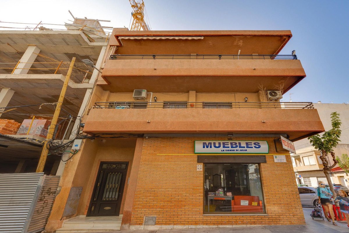 5 Bed Middle Floor Apartment in Torrevieja