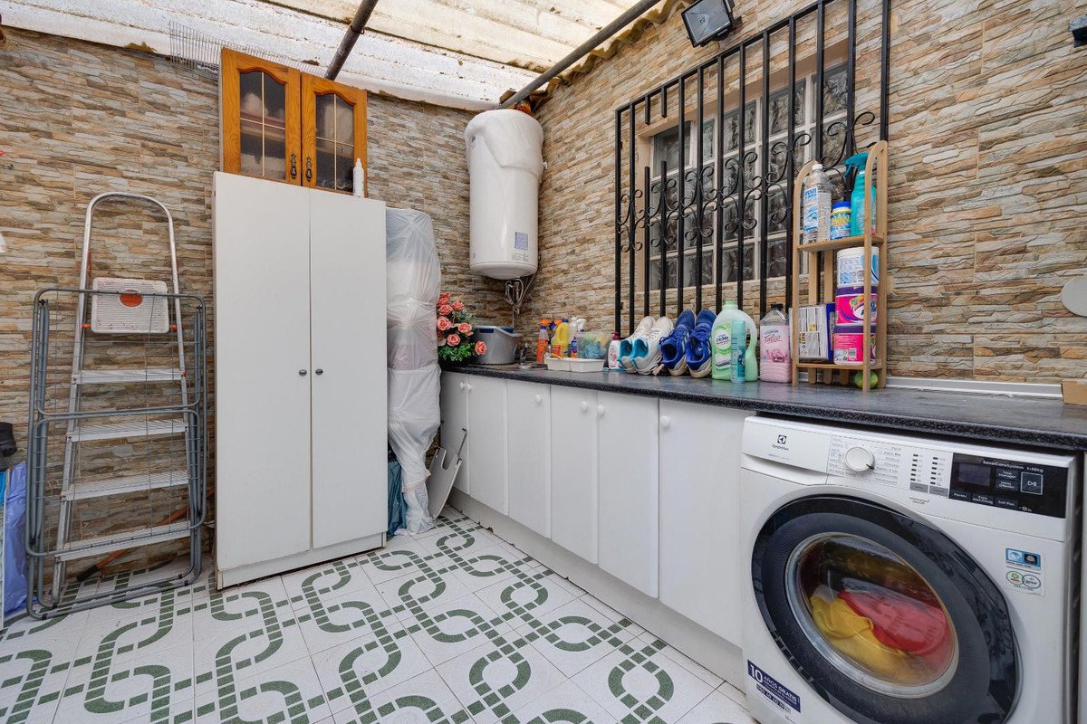 5 Bed Middle Floor Apartment in Torrevieja