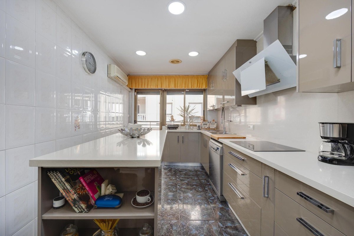 5 Bed Middle Floor Apartment in Torrevieja