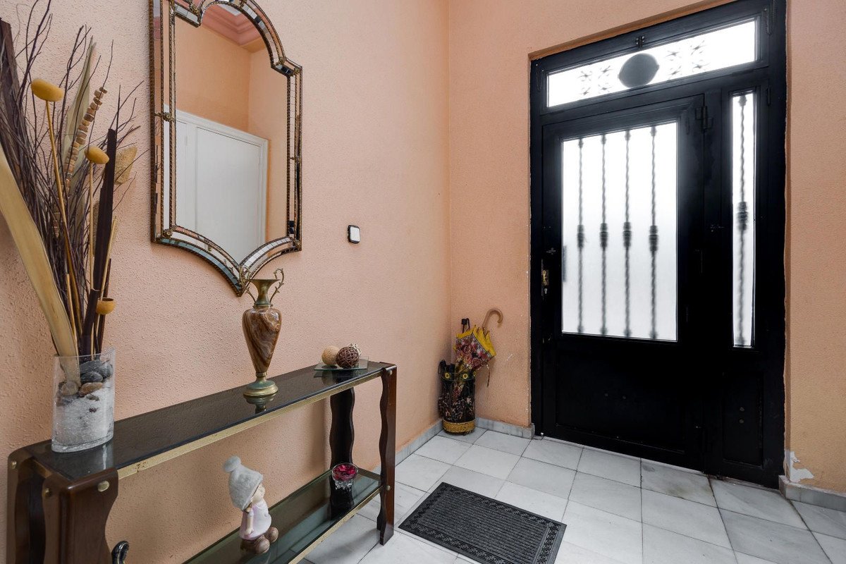 5 Bed Middle Floor Apartment in Torrevieja