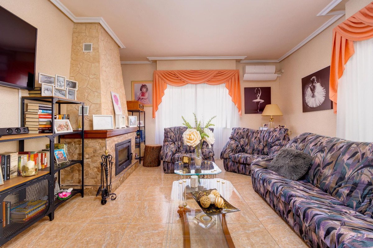 5 Bed Middle Floor Apartment in Torrevieja