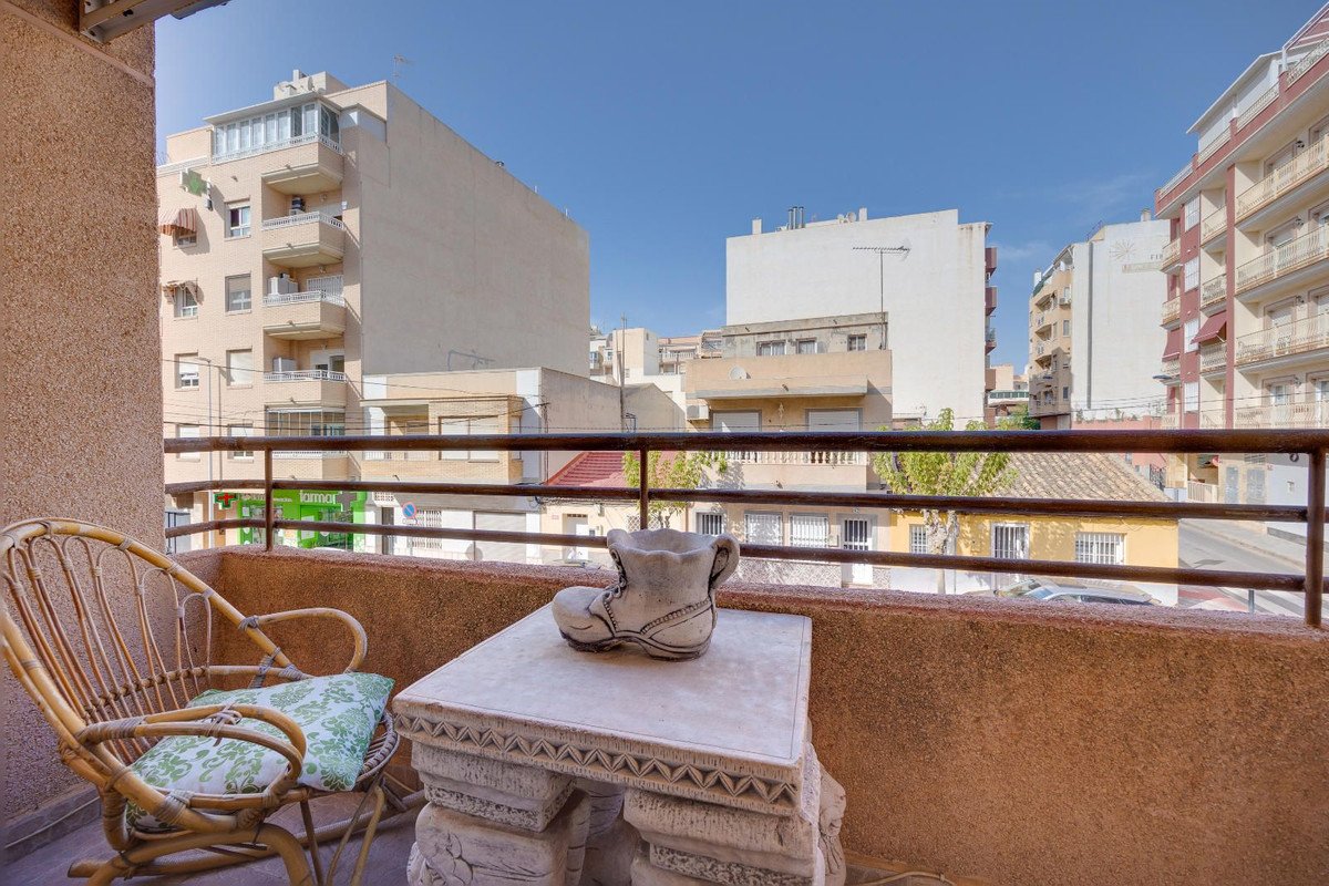 5 Bed Middle Floor Apartment in Torrevieja