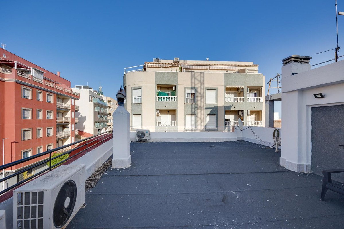 5 Bed Middle Floor Apartment in Torrevieja