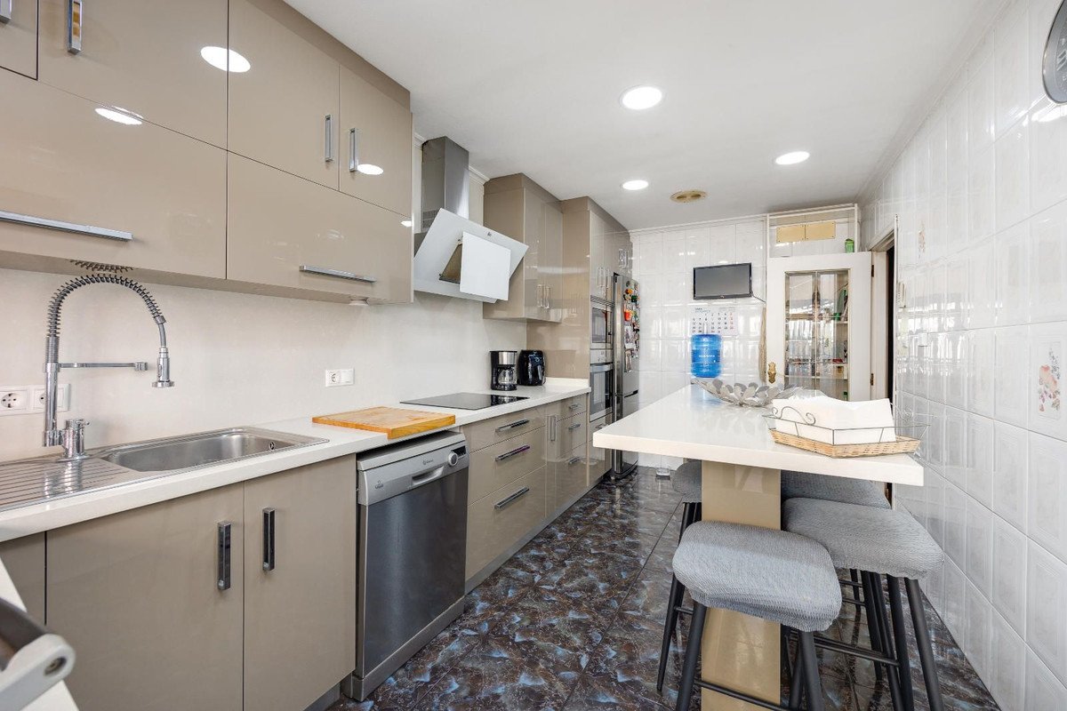 5 Bed Middle Floor Apartment in Torrevieja