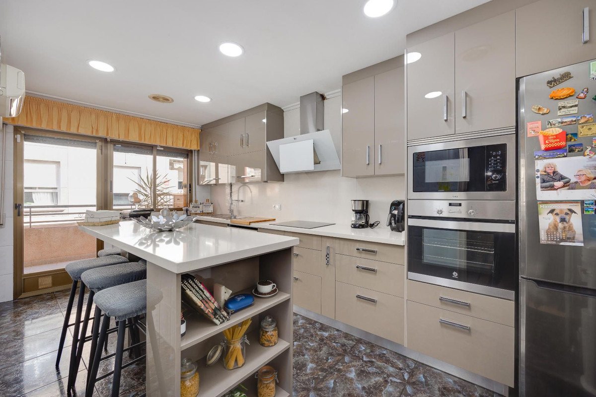 5 Bed Middle Floor Apartment in Torrevieja