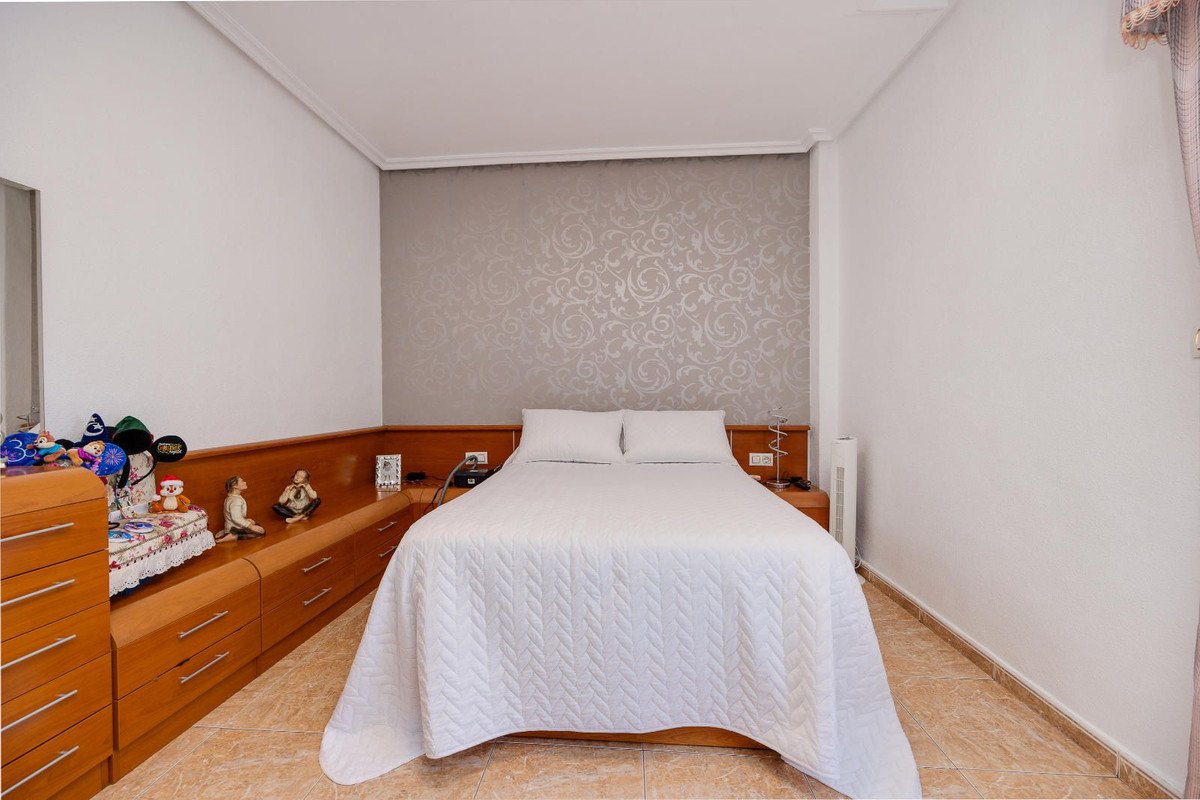 5 Bed Middle Floor Apartment in Torrevieja