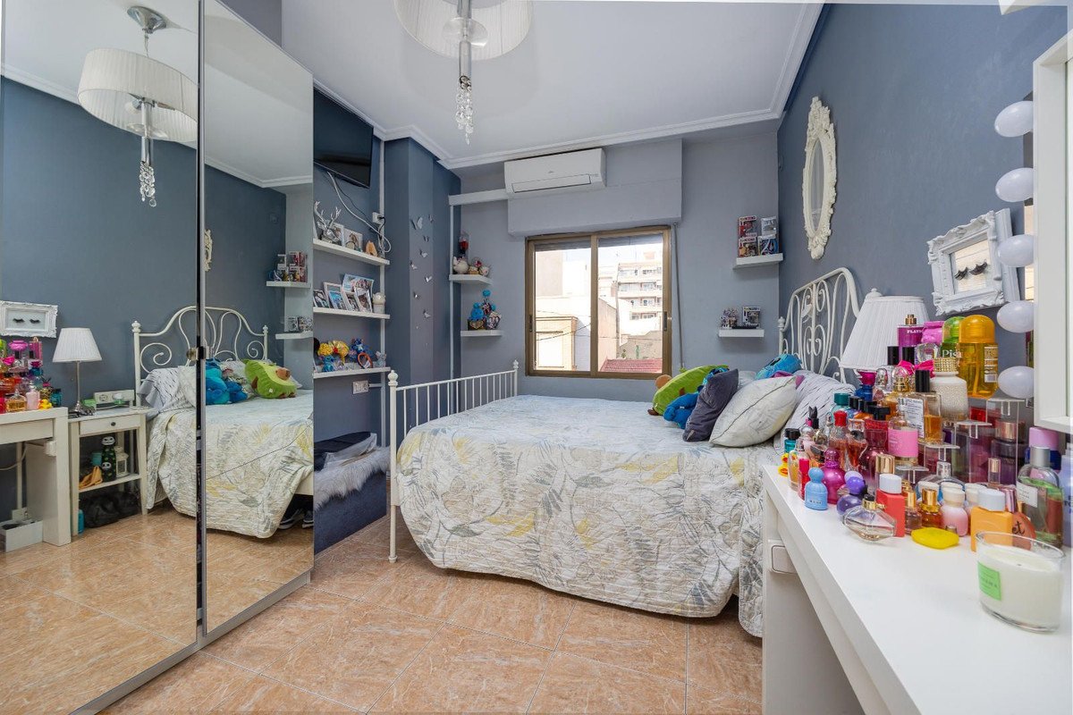 5 Bed Middle Floor Apartment in Torrevieja