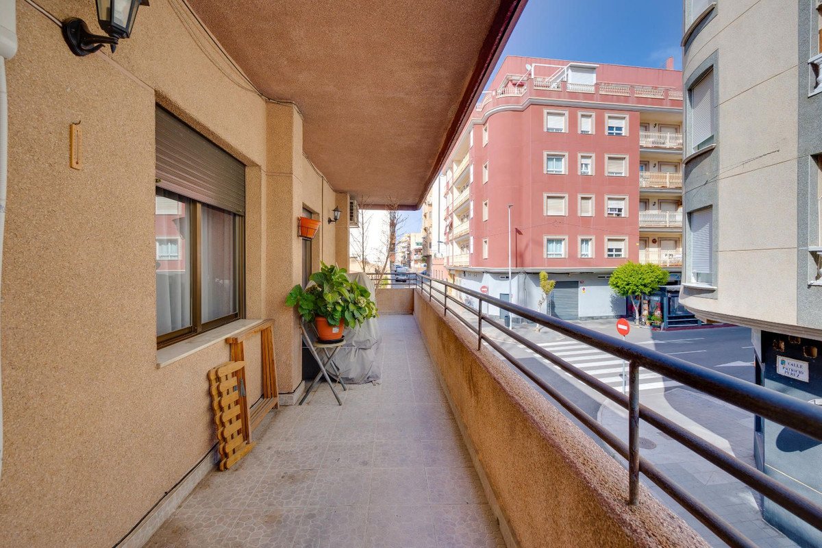 5 Bed Middle Floor Apartment in Torrevieja