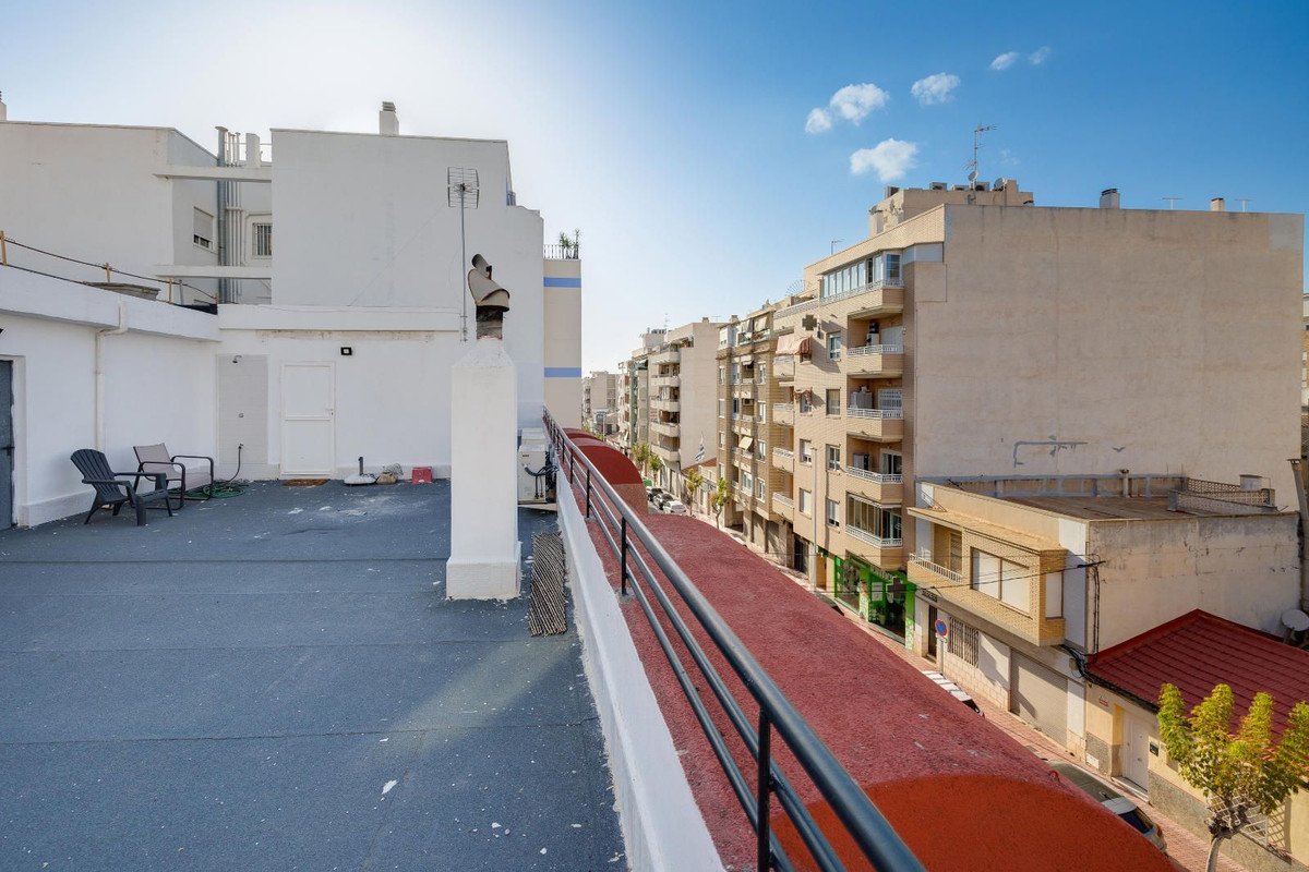 5 Bed Middle Floor Apartment in Torrevieja