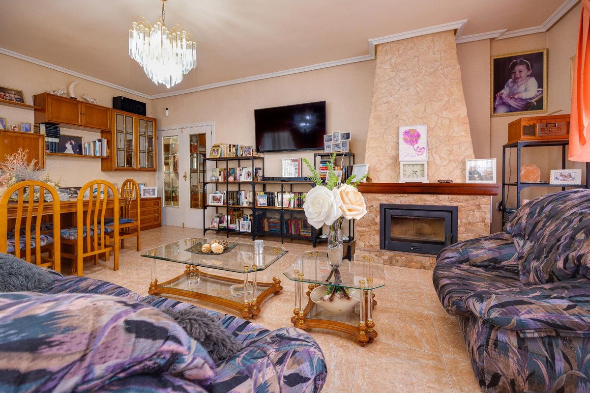 5 Bed Middle Floor Apartment in Torrevieja