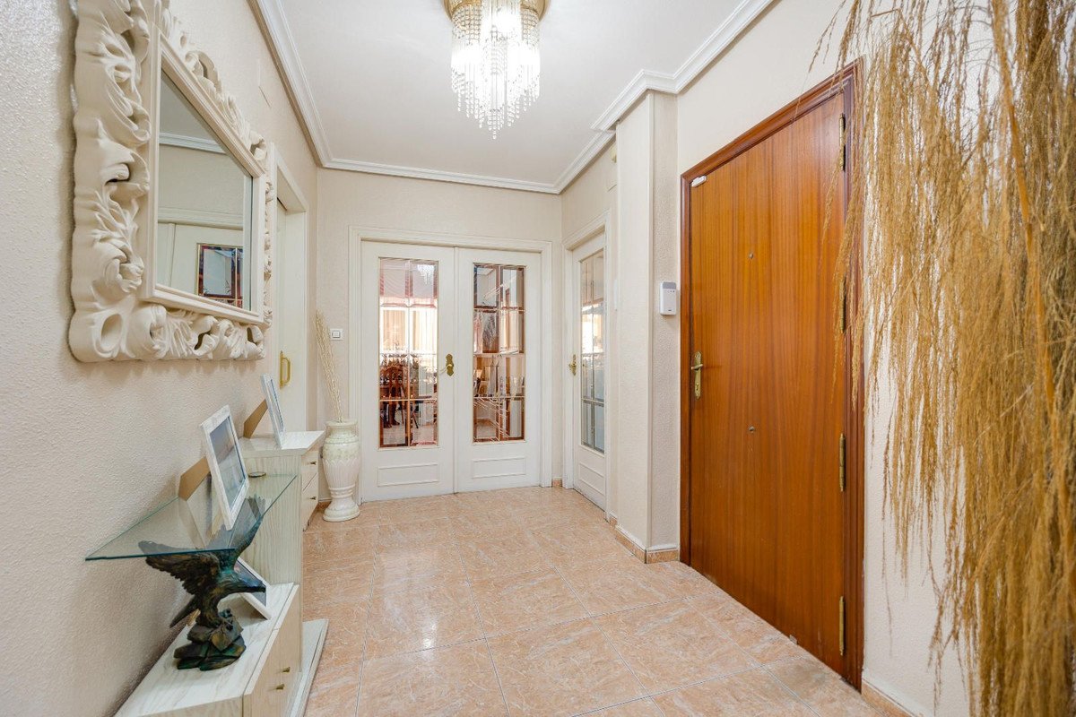 5 Bed Middle Floor Apartment in Torrevieja