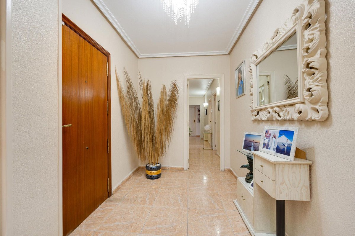 5 Bed Middle Floor Apartment in Torrevieja
