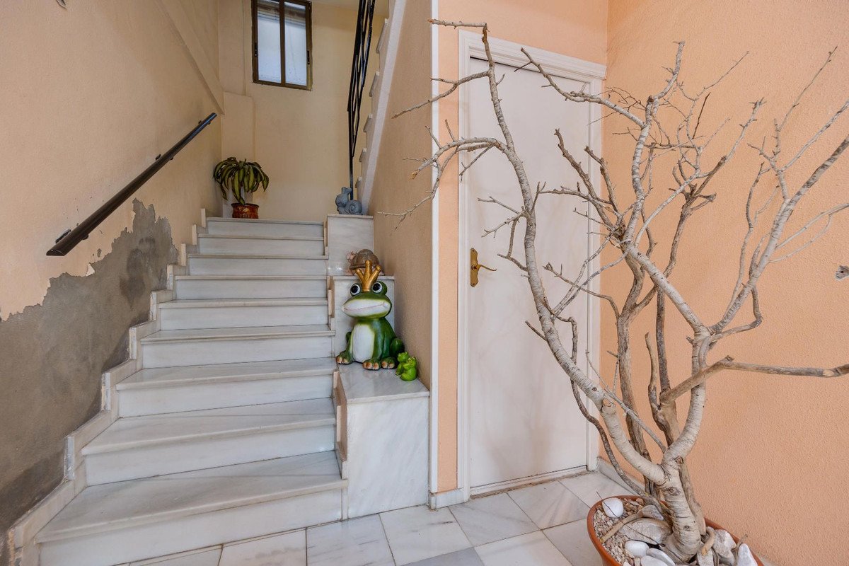 5 Bed Middle Floor Apartment in Torrevieja