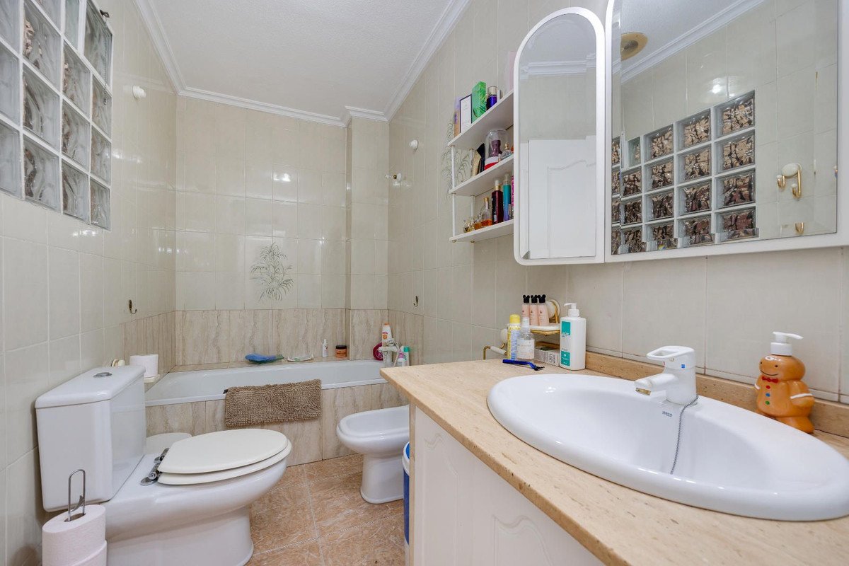 5 Bed Middle Floor Apartment in Torrevieja