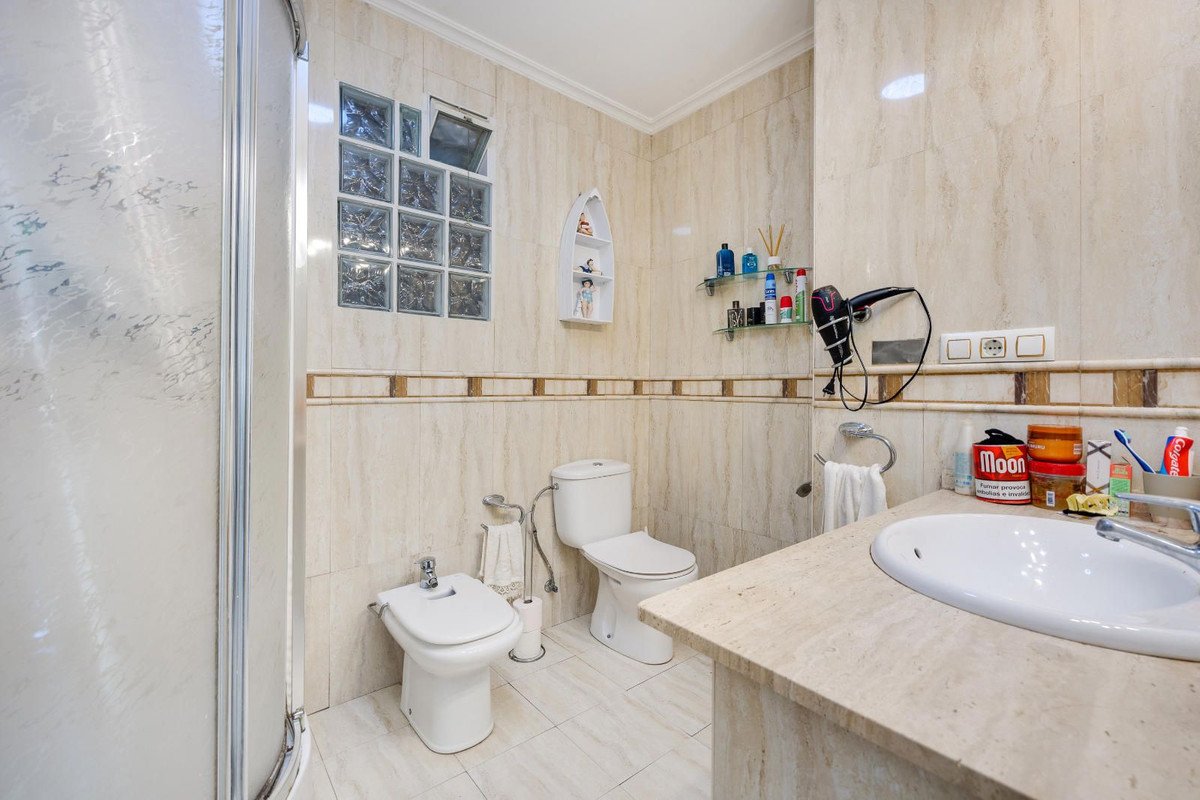5 Bed Middle Floor Apartment in Torrevieja
