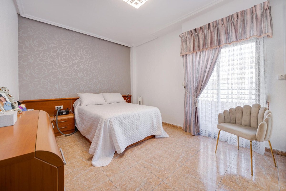 5 Bed Middle Floor Apartment in Torrevieja