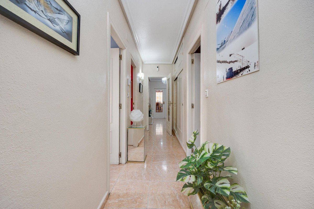 5 Bed Middle Floor Apartment in Torrevieja