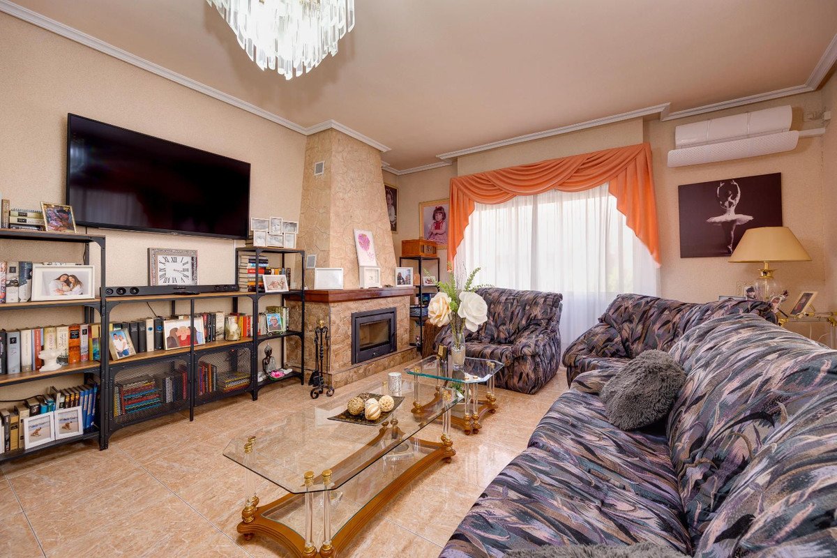 5 Bed Middle Floor Apartment in Torrevieja