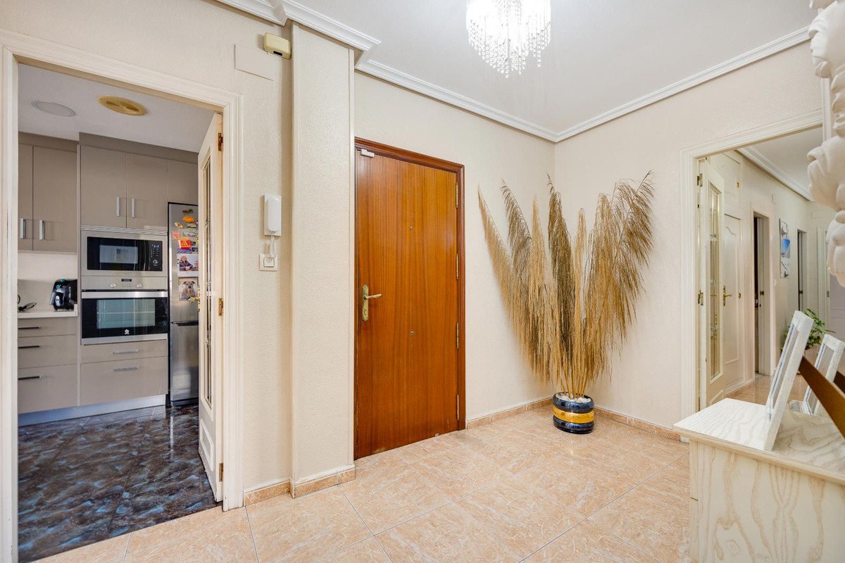 5 Bed Middle Floor Apartment in Torrevieja