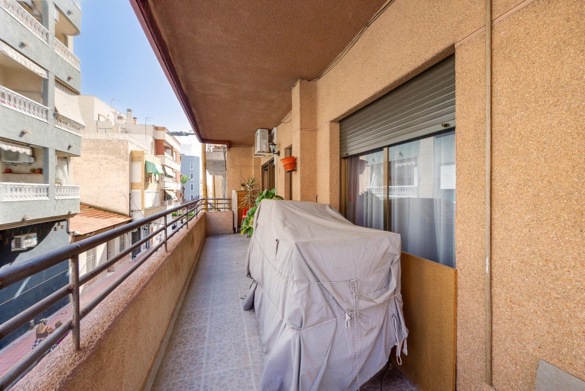 5 Bed Middle Floor Apartment in Torrevieja
