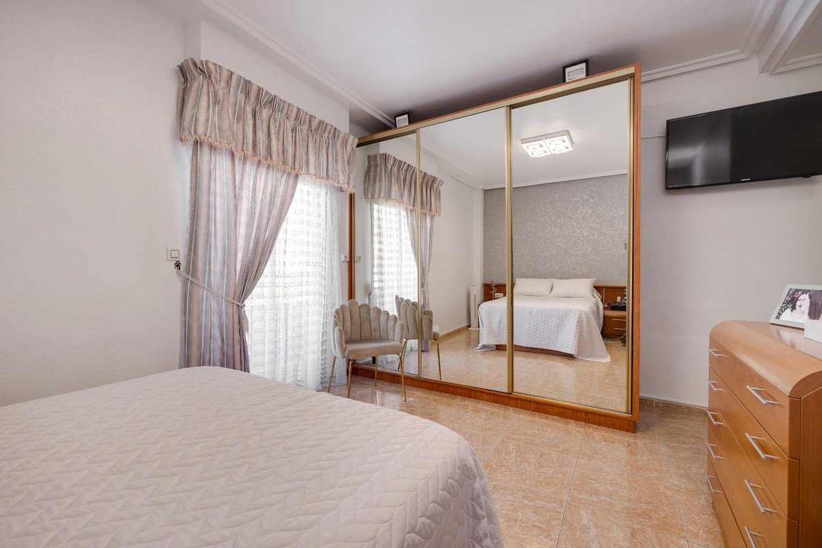 5 Bed Middle Floor Apartment in Torrevieja