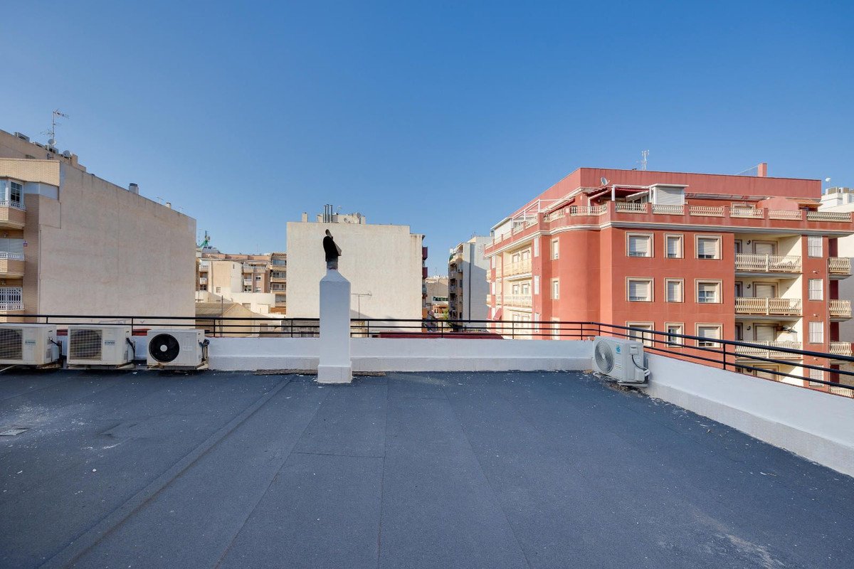 5 Bed Middle Floor Apartment in Torrevieja