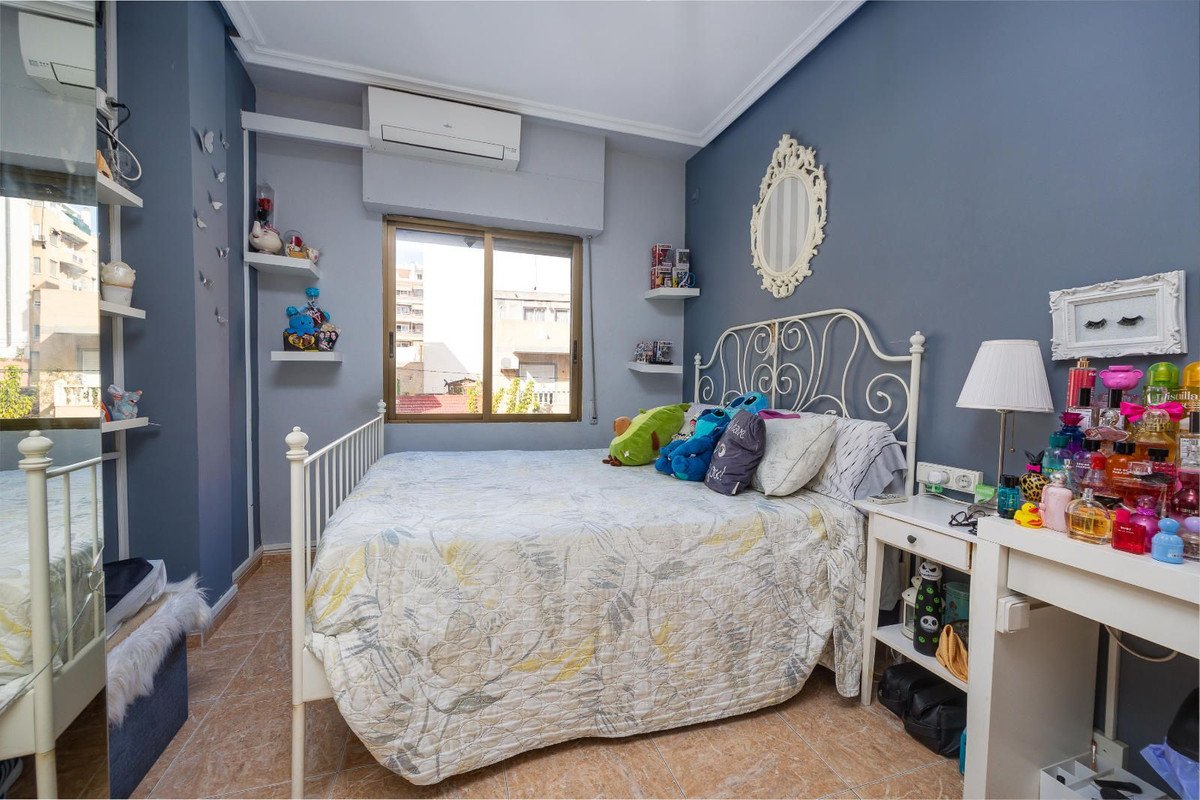 5 Bed Middle Floor Apartment in Torrevieja