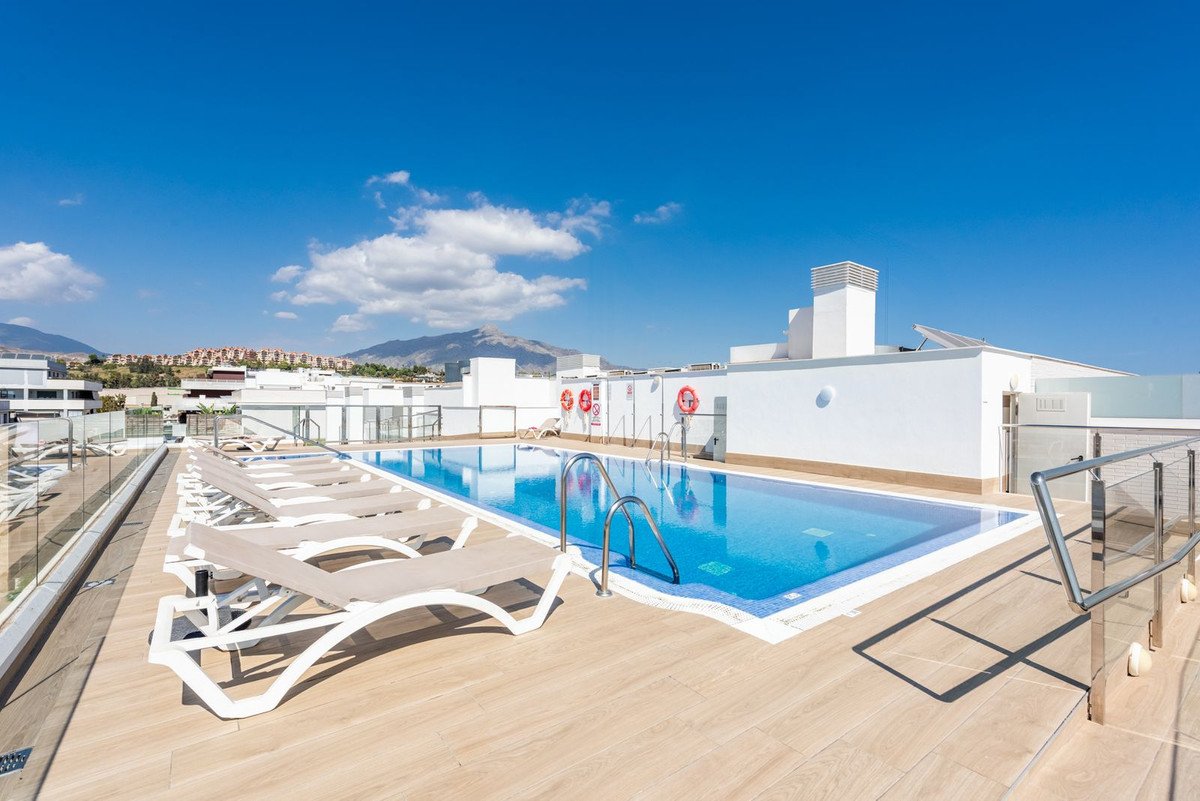 2 Bed Middle Floor Apartment in Nueva Andalucía