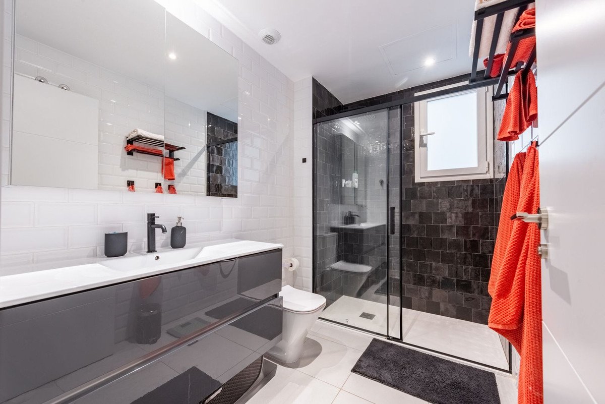 2 Bed Middle Floor Apartment in Nueva Andalucía