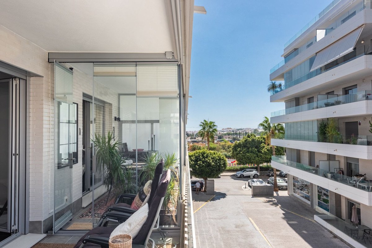 2 Bed Middle Floor Apartment in Nueva Andalucía