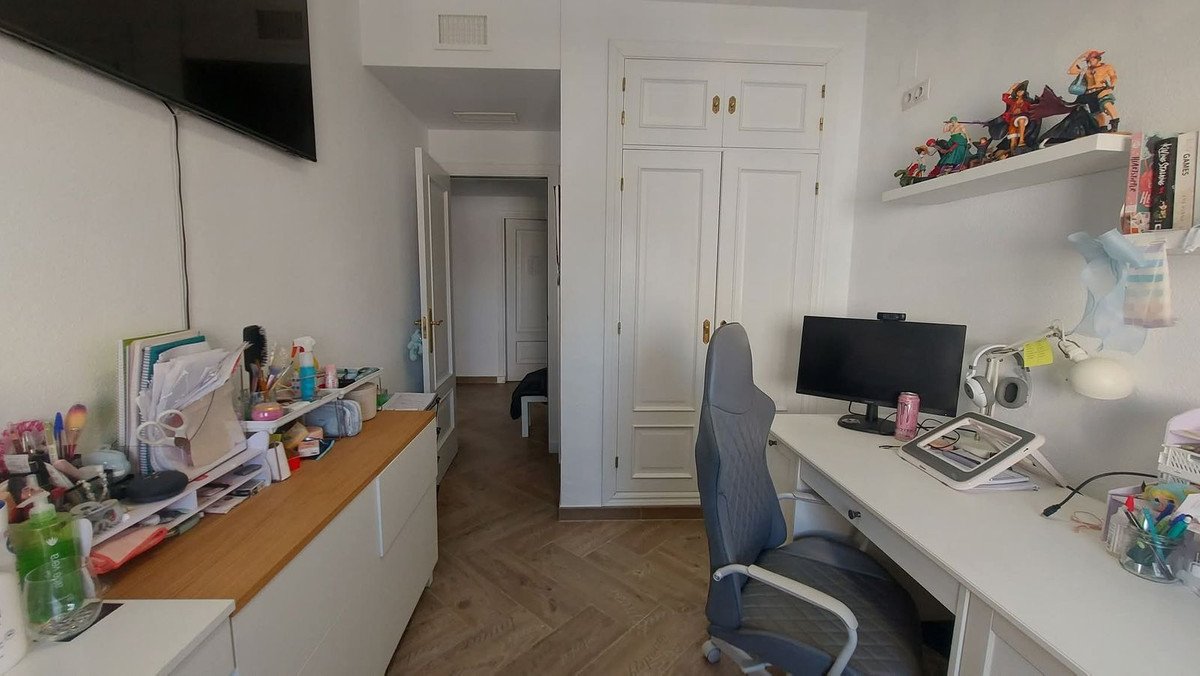 4 Bed Middle Floor Apartment in Torrequebrada
