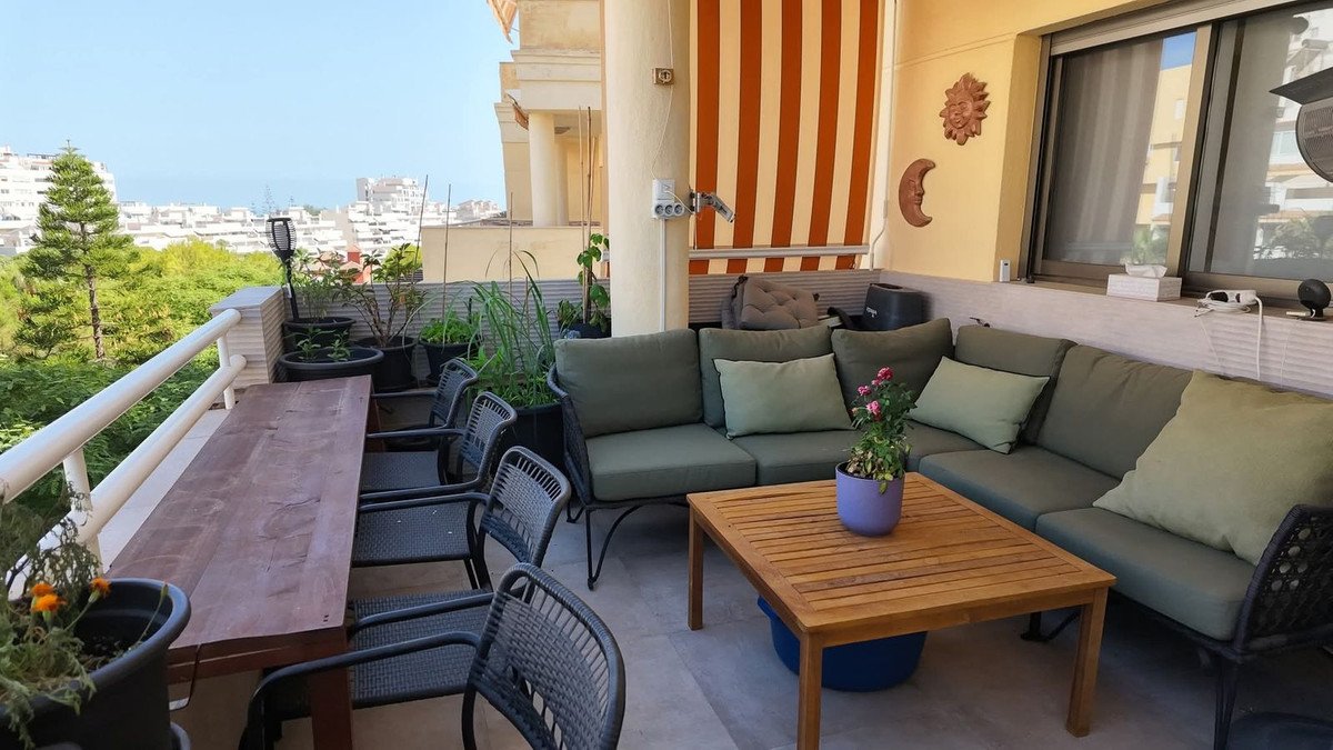 4 Bed Middle Floor Apartment in Torrequebrada