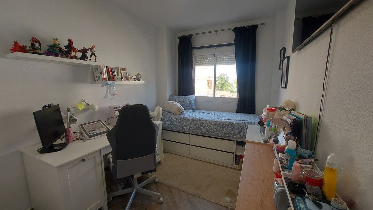 4 Bed Middle Floor Apartment in Torrequebrada