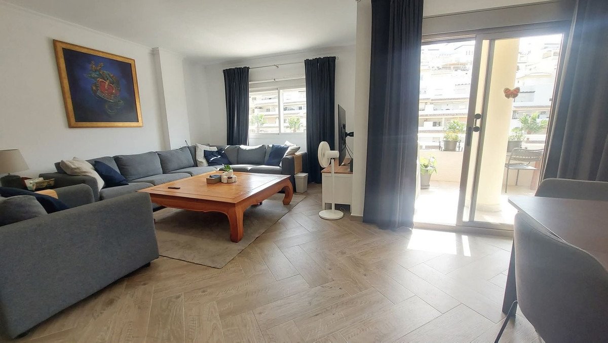 4 Bed Middle Floor Apartment in Torrequebrada