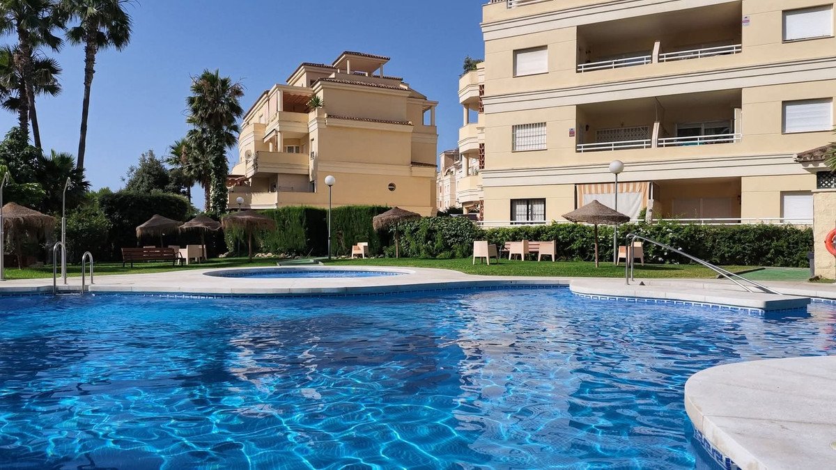 4 Bed Middle Floor Apartment in Torrequebrada