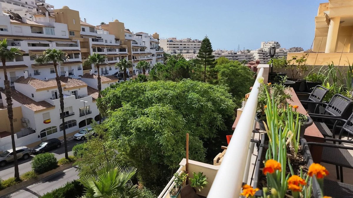 4 Bed Middle Floor Apartment in Torrequebrada