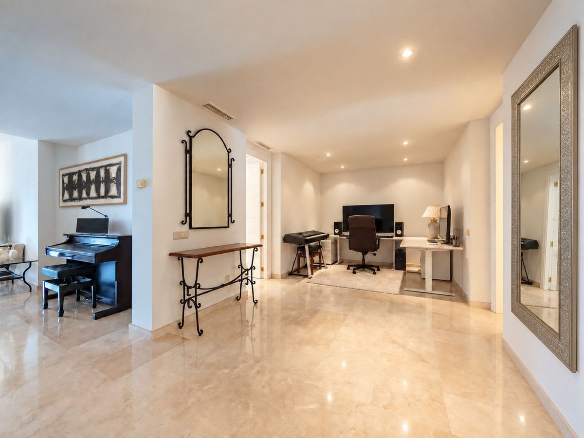 2 Bed Middle Floor Apartment in Río Real