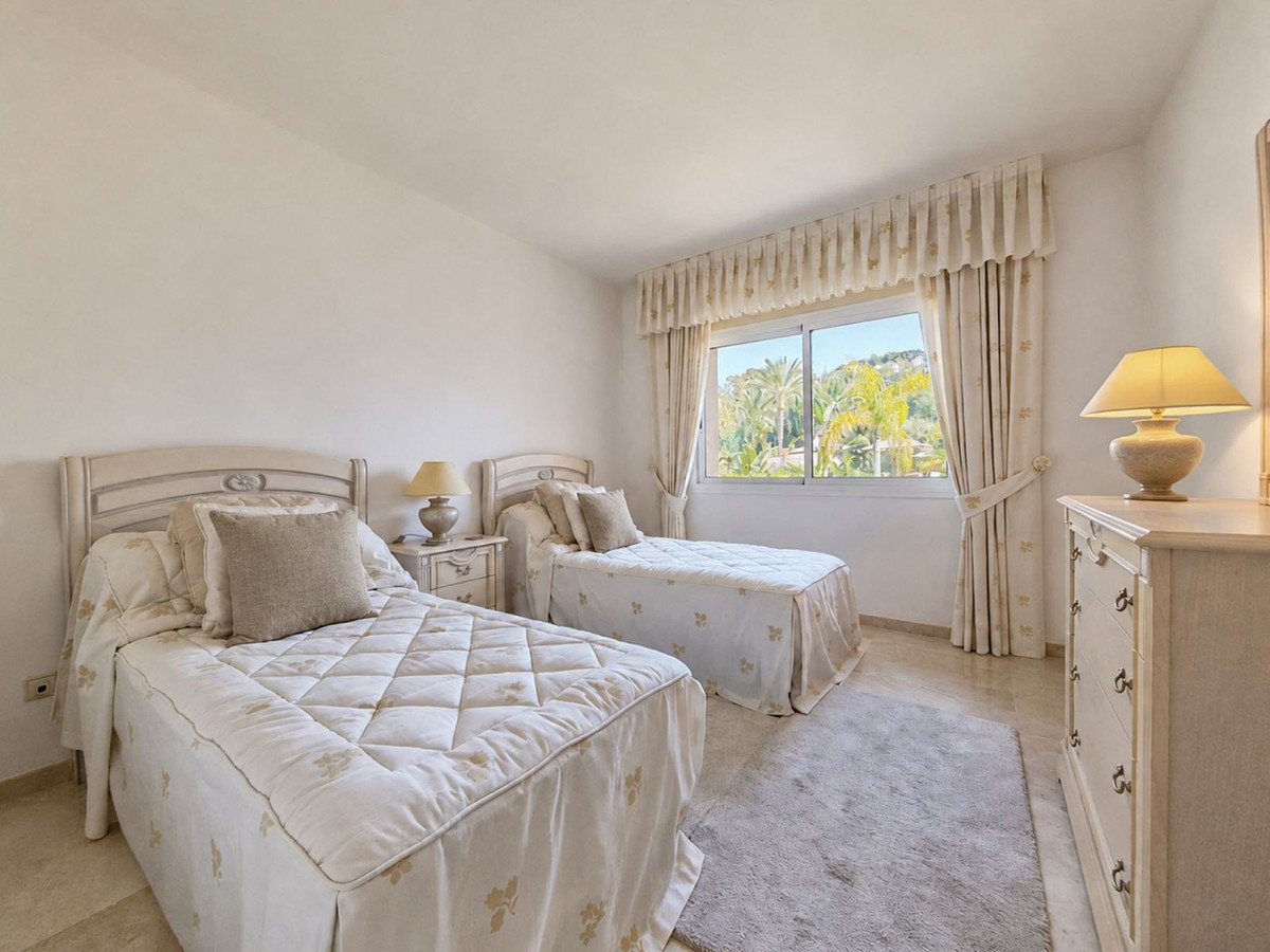 2 Bed Middle Floor Apartment in Río Real