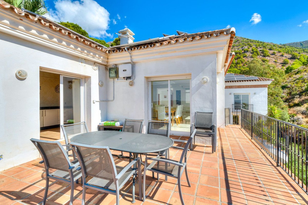 6 Bed Detached Villa in Valtocado