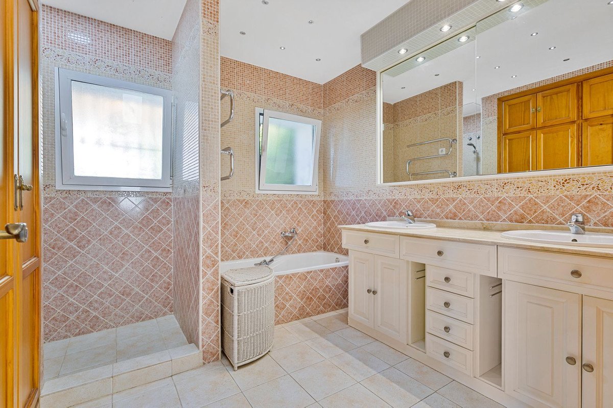 6 Bed Detached Villa in Valtocado