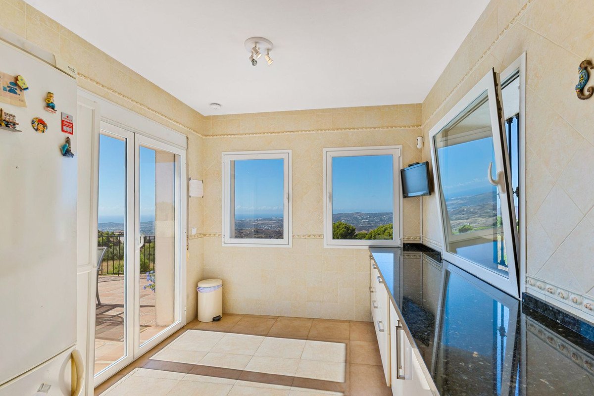 6 Bed Detached Villa in Valtocado