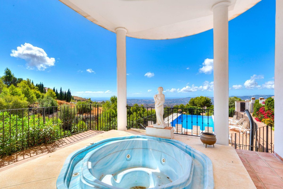 6 Bed Detached Villa in Valtocado