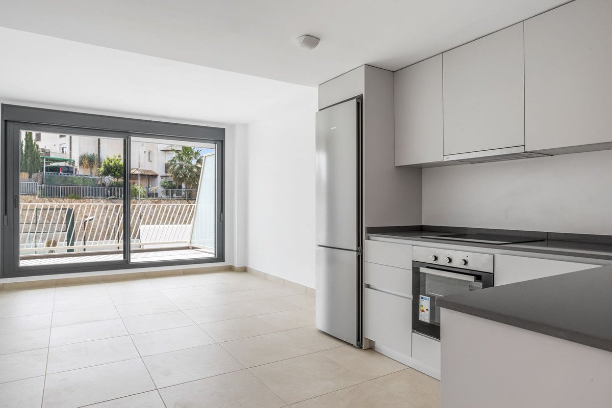 2 Bed Middle Floor Apartment in La Cala de Mijas