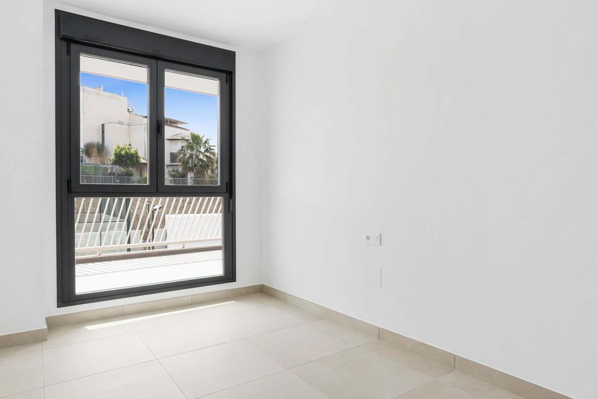 2 Bed Middle Floor Apartment in La Cala de Mijas