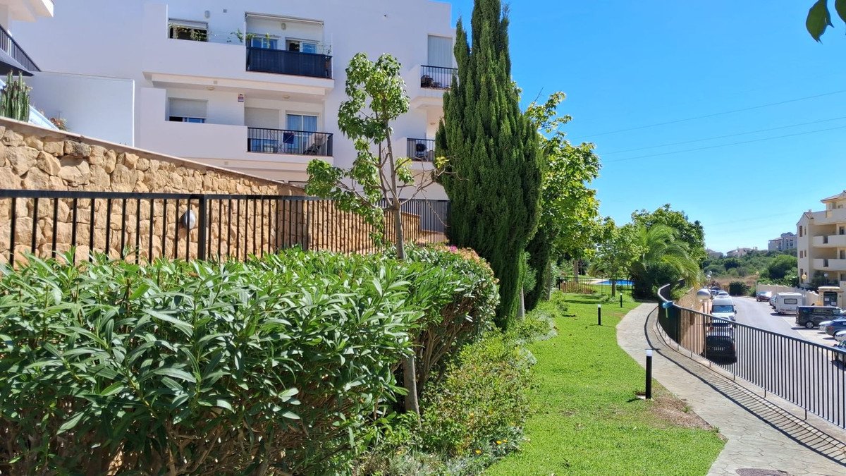 2 Bed Ground Floor Apartment in Miraflores