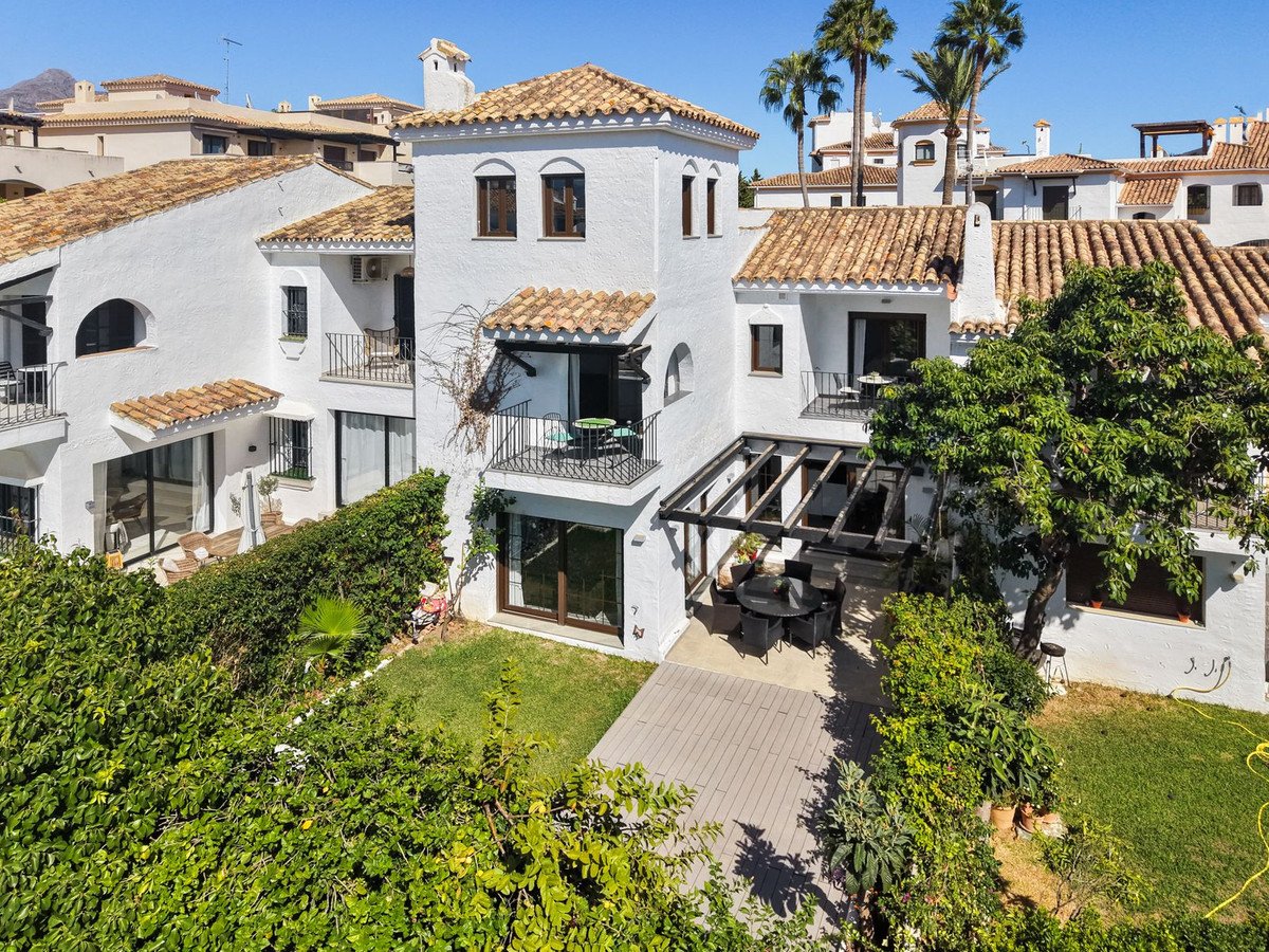 4 Bed Townhouse in Nueva Andalucía