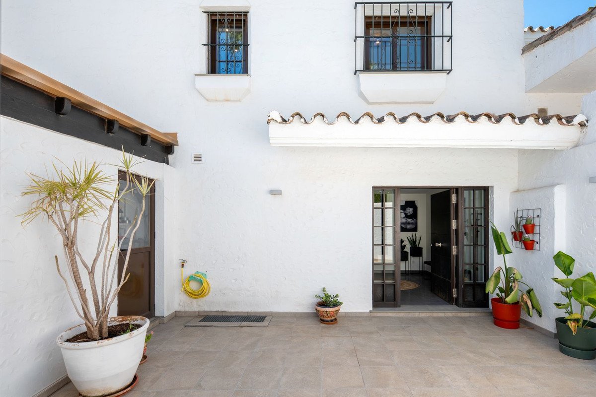 4 Bed Townhouse in Nueva Andalucía