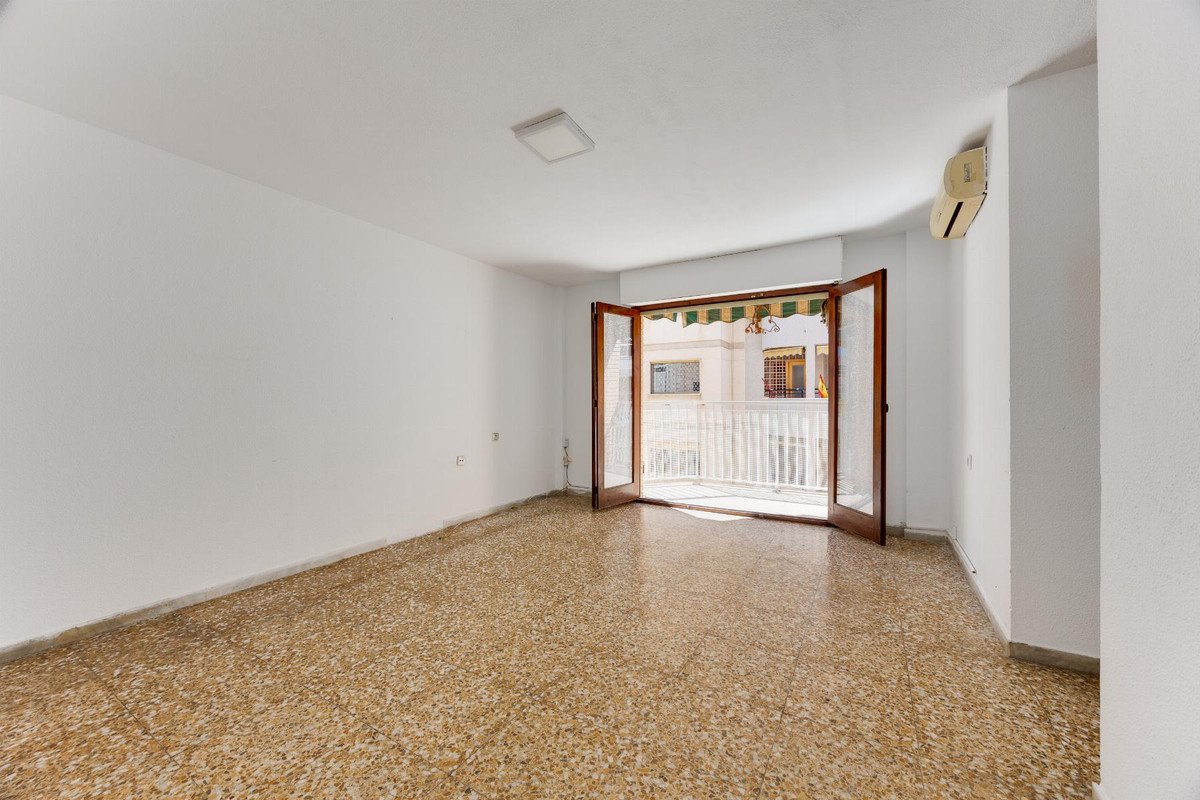 3 Bed Middle Floor Apartment in Torrevieja