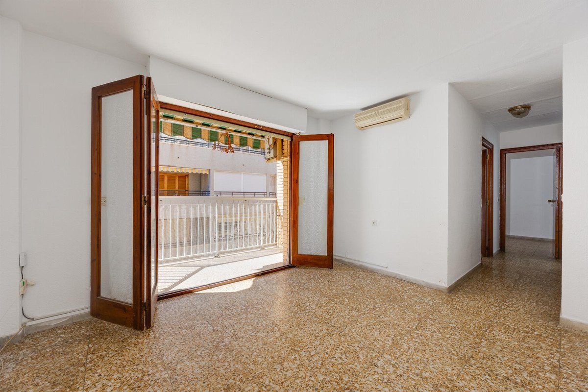 3 Bed Middle Floor Apartment in Torrevieja
