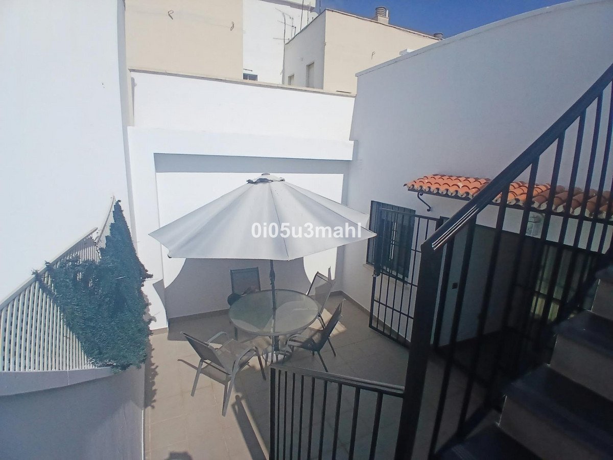 3 Bed Middle Floor Apartment in Centro Histórico